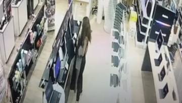 Έμπαινε ως πελάτισσα σε καταστήματα και άρπαζε λαπτοπ και κινητά – Βίντεο με τη δράση 34χρονης