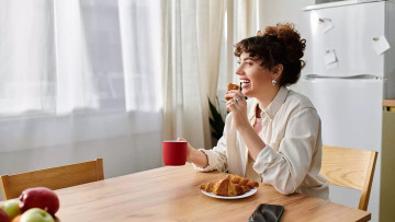 Έντερο: Τα πασίγνωστα τρόφιμα που αυξάνουν τον κίνδυνο προκαρκινικών αλλοιώσεων στους κάτω των 50
