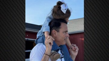 Η Μαρία Μενούνος φωτογραφίζει τον σύζυγό της με την κόρη τους