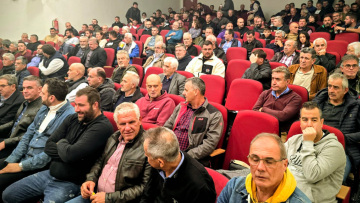 Πανθεσσαλική σύσκεψη των αγροτών στα Φάρσαλα: Ενιαίο μπλόκο στη Νίκαια θέλουν να στήσουν οι αγρότες 