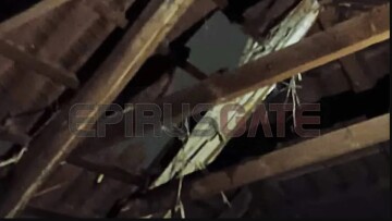 Έντονα καιρικά φαινόμενα στην Ήπειρο: Κεραυνός έπεσε σε στέγη πολυκατοικίας - Δείτε φωτογραφία