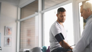 Πότε ο πόνος οδηγεί σε κατάθλιψη και αυξάνει τον κίνδυνο υπέρτασης
