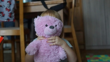 Σάλος στην Κίνα με λούτρινο αρκουδάκι που έδινε σεξουαλικές συμβουλές σε παιδιά και έλεγε πού να βρουν μαχαίρια 