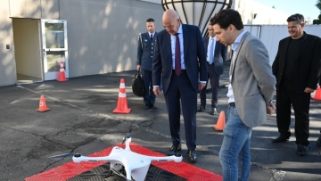 Νίκος Δένδιας: Ξεναγήθηκε στις εγκαταστάσεις εταιρείας κατασκευής drones στην Καλιφόρνια