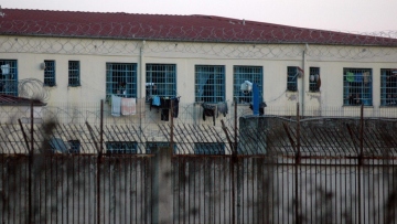 Λάρισα: Κρατούμενος επιτέθηκε σε δύο σωφρονιστικούς υπαλλήλους – Μεταφέρθηκαν στο νοσοκομείο 