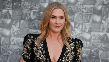 Η Κέιτ Γουίνσλετ περιέγραψε την αμήχανη συνάντηση που είχε πριν χρόνια με τον βασιλιά Κάρολο: «Φορούσα μια διάφανη ολόσωμη φόρμα»