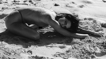 Ξανά γυμνή στην παραλία η Κένταλ Τζένερ: «Εκεί που είμαι προορισμένη να βρίσκομαι»