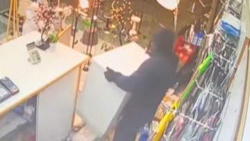 Περιστέρι: Κουκουλοφόροι έσπασαν βιτρίνα και άδειασαν μαγαζί με ηλεκτρονικά - Δείτε βίντεο