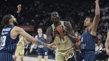 Euroleague: Με βολές του Κορντινιέ σε νεκρό χρόνο η Εφές κέρδισε 74-73 την Μπαρτσελόνα στο ντεμπούτο του Πασκουάλ 