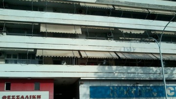 Πολίτης απειλούσε να αυτοκτονήσει στην Εφορία του Βόλου – Ισχυριζόταν ότι ήταν επιβάτης στα Τέμπη

