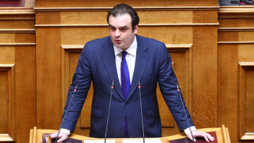 Στη Βουλή ο νέος προϋπολογισμός: Ανάπτυξη 2,4%, μέτρα στήριξης 1,76 δισ, αυξήσεις σε μισθούς και φοροελαφρύνσεις το 2026