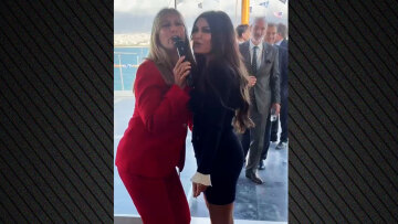 Ο χορός και το τραγούδι της Κίμπερλι Γκιλφόιλ στην εκδήλωση του Propeller Club στον Ναυτικό Όμιλο - Δείτε βίντεο