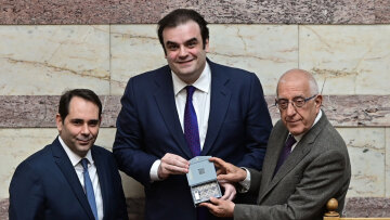 Ο Πιερρακάκης κατέθεσε τον Προϋπολογισμό του 2026 στη Βουλή για πρώτη φορά σε QR code - Καταργείται από του χρόνου το USB