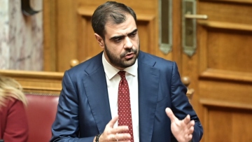 Μαρινάκης: Επιμένει στα ψέματα για τον πρωθυπουργό ο Ανδρουλάκης, μιλάει για γάμο προς 20ετίας με κουμπάρο τον... Κωνσταντίνο Μητσοτάκη! 