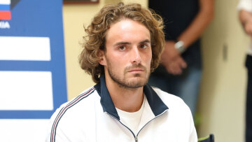 Στέφανος Τσιτσιπάς: Καλείται να παραδώσει το δίπλωμά του μέχρι την επόμενη Παρασκευή καθώς η Τροχαία δεν δέχθηκε ότι οδηγούσε άλλος