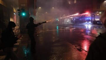 Πεδίο μάχης η Μπολόνια: Κροτίδες, φωτοβολίδες και χημικά σε διαδήλωση για την Παλαιστίνη πριν τον αγώνα Βίρτους-Μακάμπι, δείτε βίντεο