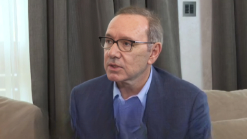 Κέβιν Σπέισι: Είμαι γκέι, απολαμβάνω την παρέα των αντρών, δήλωσε ο ηθοποιός σε συνέντευξη που έδωσε σε κυπριακή εκπομπή