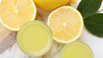 Λεμόνια: Πώς τα ξεζουμίζουμε πλήρως και χωρίς κόπο
