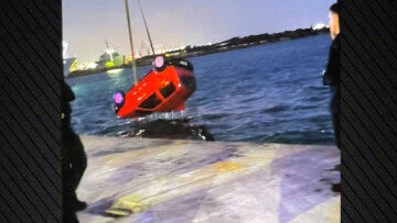 Αυτοκίνητο έπεσε στη θάλασσα στο λιμάνι των Παλουκιών στη Σαλαμίνα: Νεκρός ανασύρθηκε ο 68χρονος οδηγός - Δείτε βίντεο και φωτογραφίες