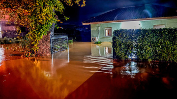 Η κακοκαιρία σαρώνει τη Δυτική Ελλάδα: Πλημμύρες, κατολισθήσεις, απεγκλωβισμοί και μπαράζ από 112 - Πώς θα εξελιχθεί ο καιρός τις επόμενες ώρες