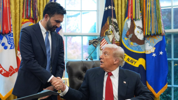 Επίθεση φιλίας από τον Τραμπ στον Μαμντάνι: Εκπληκτική νίκη, θα τον βοηθήσουμε - Τι είπε για τον χαρακτηρισμό «φασίστας» από τον δήμαρχο Νέας Υόρκης
