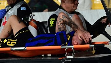 Ο Αλφαρέλα του Άρη έφυγε με το φορείο και υπάρχουν φόβοι για κάταγμα - Δείτε βίντεο