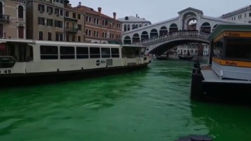 Ακτιβιστές έβαψαν πράσινα τα νερά στη Βενετία και σε άλλες ιταλικές πόλεις - Δείτε βίντεο