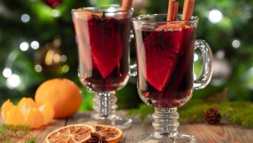 Ζεστό κρασί (Glühwein): Η πιο εύκολη συνταγή για άρωμα Χριστουγέννων στο σπίτι
