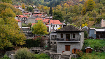 4 χωριά για ήσυχες γιορτές: Χριστούγεννα σε μικρούς παραδείσους της Ελλάδας
