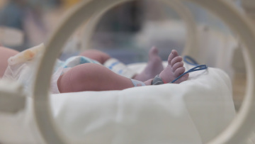 Νεκρό βρέφος 5 μηνών στην Αττική: Ξυπνήσαμε και την βρήκαμε παγωμένη, λέει η μητέρα