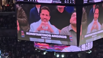 Κωνσταντίνος Αργυρός: Η στιγμή που η κάμερα του γηπέδου εντόπισε τον τραγουδιστή σε αγώνα NBA - Δείτε το βίντεο