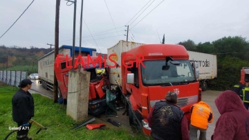 Συγκρούστηκαν νταλίκες στην Πατρών - Πύργου: Οδηγός τραυματίστηκε και εγκλωβίστηκε στην καμπίνα του, δείτε φωτογραφίες