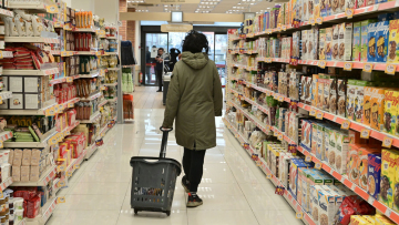 Υποχρεωτική σήμανση σε προϊόντα με μειωμένη ποσότητα και ψηφιακές καταγγελίες αλλάζουν τους ελέγχους στην αγορά