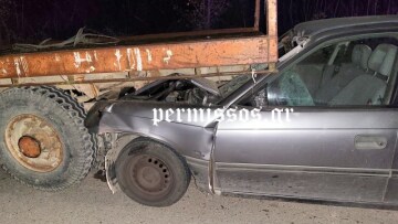 Αυτοκίνητο «καρφώθηκε» σε καρότσα τρακτέρ στην Αλίαρτο - Δείτε βίντεο και φωτογραφίες