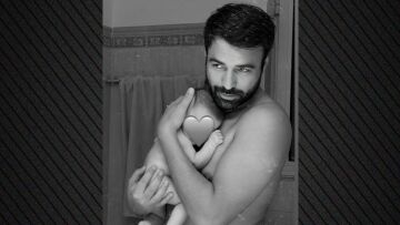 Ο Ανδρέας Γεωργίου ποζάρει αγκαλιά με την τριών μηνών κόρη του