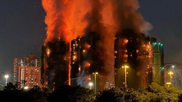 Τουλάχιστον 4 νεκροί και πολλοί εγκλωβισμένοι από τη φωτιά σε ουρανοξύστες στο Χονγκ Κονγκ - Καίγονται διαμερίσματα, αποπνικτικά σύννεφα καπνού