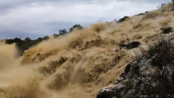 Φούσκωσε ρέμα στην Αμφιλοχία από την κακοκαιρία, κατεβάζει τεράστιες ποσότητες νερού στον Αμβρακικό - Δείτε βίντεο