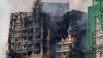 Στους 55 οι νεκροί από τη φωτιά σε ουρανοξύστες στο Χονγκ Κονγκ - Έρευνες για αμέλεια
