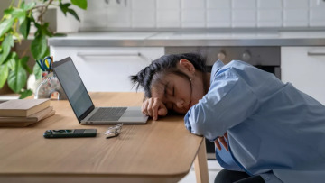 Τι κρύβει η επίμονη κόπωση; Η παθολόγος εξηγεί πότε είναι ανησυχητική
