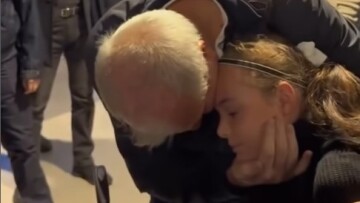 Βίντεο: Η συγκινητική αγκαλιά του Ομπράντοβιτς στη μικρή φίλη της Παρτίζαν και η αμηχανία του πριν αντικρίσει τον κόσμο