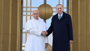 Ο Ερντογάν υποδέχτηκε με τιμές και κανονιοβολισμούς τον Πάπα Λέοντα στην Άγκυρα - Δείτε βίντεο