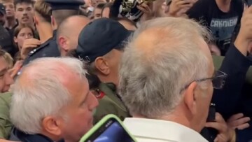 Έφτασε στο Βελιγράδι ο Ομπράντοβιτς, αποθεώθηκε από τον κόσμο, αλλά δεν είπε λέξη - Δείτε βίντεο