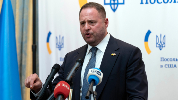 Η αιφνίδια παραίτηση Γέρμακ εν μέσω φημών για σκάνδαλα αφήνει τον Ζελένσκι «γυμνό» - Γνώριζε για το ειρηνευτικό σχέδιο που εξόργισε το Κίεβο;
