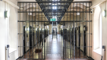 Εξαρθρώθηκε από την ΕΛΑΣ κύκλωμα που διακινούσε ναρκωτικά σε φυλακές, εμπλέκονται σωφρονιστικός υπάλληλος και έγκλειστοι