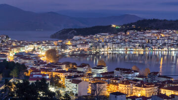 Χριστούγεννα στην Ελλάδα: 5 διαχρονικοί προορισμοί για οικογενειακές διακοπές
