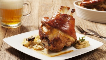 Χοιρινό κότσι: Το ψήσιμο και πώς θα πετύχουμε την πιο τραγανή πέτσα
