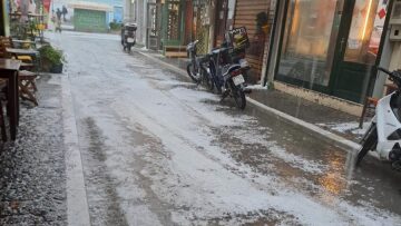 Ορμητικά ποτάμια στη Μυτιλήνη από την κακοκαιρία, οι δρόμοι μοιάζουν σαν χιονισμένοι από το χαλάζι - Δείτε βίντεο