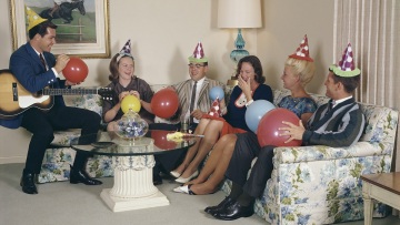 Ο θάνατος του σαλονιού: «Είναι δύσκολο να καλέσεις κόσμο στο σπίτι – πρέπει να τους πας στο υπνοδωμάτιό σου»
