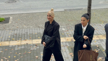 Εβαλε τα κλάματα η Τούνη έξω από τα δικαστήρια Θεσσαλονίκης: «Αν εγώ δεν έχω δικαιωθεί 8 χρόνια, φανταστείτε τι ζουν άλλες κοπέλες»
