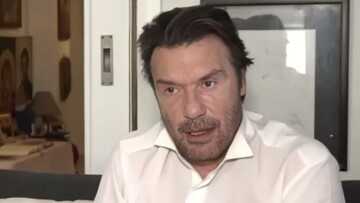 Στράτος Τζώρτζογλου: Μεγάλωσα με τη φράση «το θέατρο είναι ένα μεγάλο κρεβάτι», την έλεγε η μάνα μου
